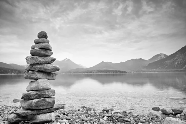 Pierres équilibrées sur le bord du lac de montagne. Pyramide de galets construite par les enfants — Photo