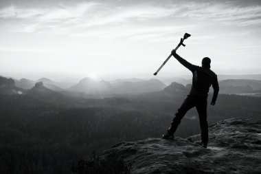 Kırık bacak ve tıp koltuk değneği olan adam. Uzun yürüyüşe çıkan kimse Immobilizer bacağından ile pik elde