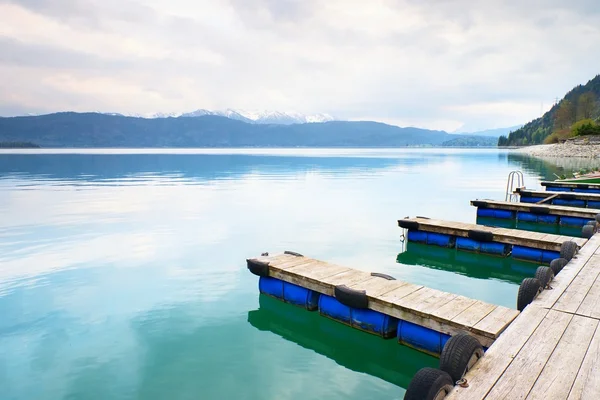 Blue Alps Lake met Wharf Mole voor reis schepen. — Stockfoto