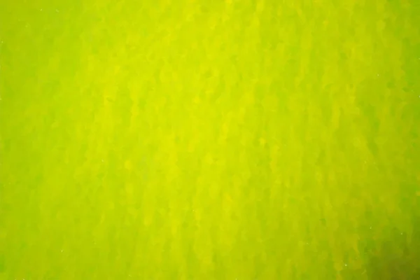 Aquarelle effet peinture. Fleur jaune floue et déconcentrée et herbe — Photo