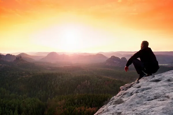 Man enjoing watching orange daybreak in mountains — Stock Photo, Image