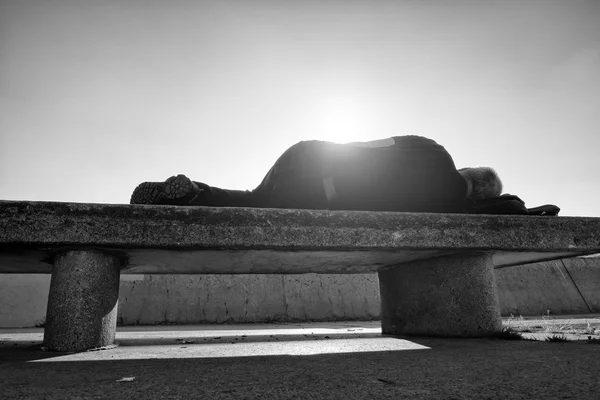 Bebido hombre adulto descansa en banco de piedra en el parque, rayos de sol Sharp — Foto de Stock