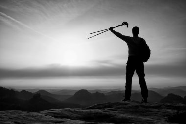 Siluet kutup başının üstünde el ile. Güneşli gün doğumuna ben