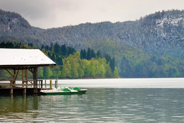 Telhado de madeira para barcos de remo de férias de viagem. Resort de férias — Fotografia de Stock