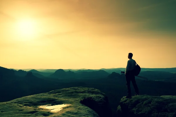 Scherp silhouet van actieve man op de bergtop — Stockfoto