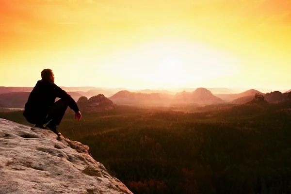 Hiker sit on cliff and enjoing spring view in mountains — Stock Photo, Image