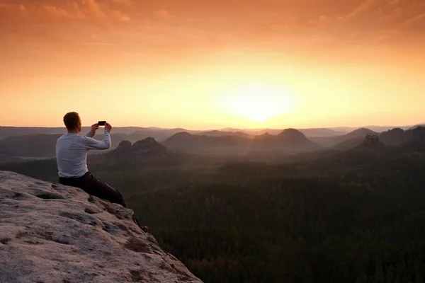 Tall turist på farliga cliff edge tar selfie — Stockfoto