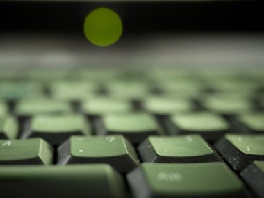 Kullanılan kirli dizüstü bilgisayar klavye görünümünü kapat