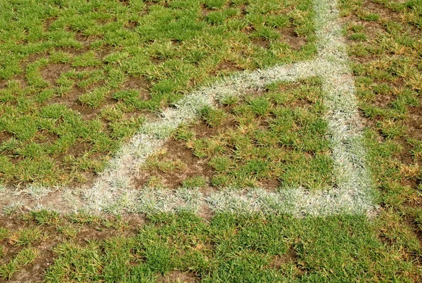 Hörnet av fotboll lekplats, naturligt gräs — Stockfoto