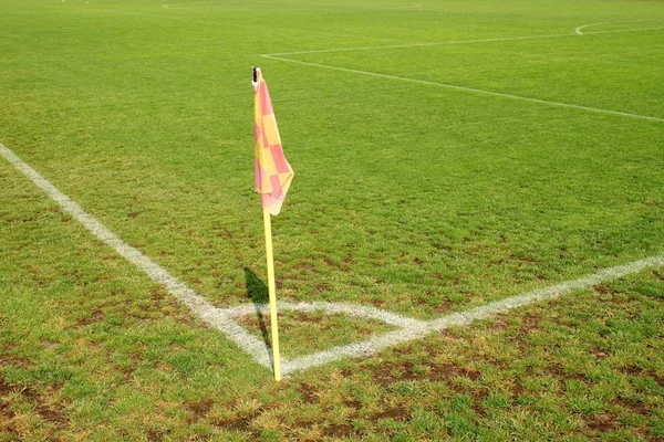 Bandeira amarela no canto do playground de futebol — Fotografia de Stock
