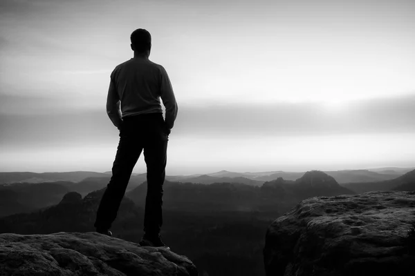 Silhouette di giovane uomo fiducioso e potente in piedi con le mani sui fianchi, sole di fine giornata con spazio copia — Foto Stock