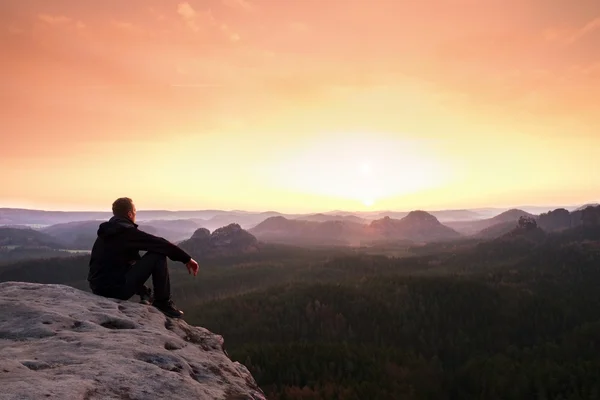 Hombre disfrutando viendo el amanecer naranja en las montañas —  Fotos de Stock