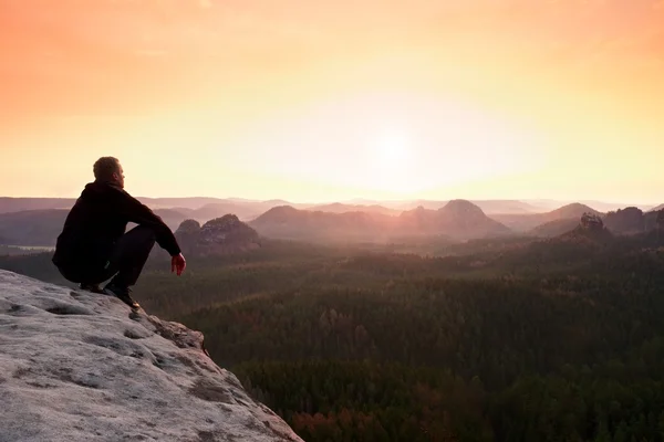 Hombre disfrutando viendo el amanecer naranja en las montañas —  Fotos de Stock