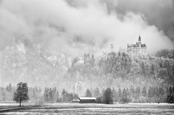 Старый замок в горах, скалах и лесу покрытый снегом и инеем — стоковое фото