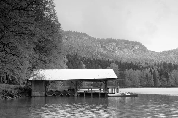 Schneebedecktes Dach für Urlaubs-Tretboote. Ferienort — Stockfoto