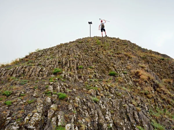 Τουριστικά στην κορυφή του αιχμηρές βασάλτη του σχηματισμού ηφαίστειο — Φωτογραφία Αρχείου