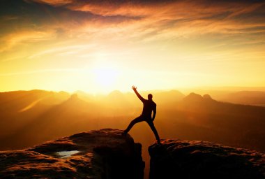 Fiyatı iki kayalık tepeler arasında siyah zafer