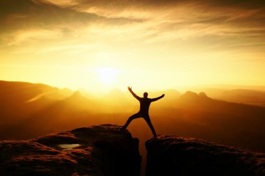 İnce turist jest zafer keskin kayalar doruk üzerinde