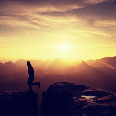 Uzun yürüyüşe çıkan kimse siyah dağlar tepeler arasında atlama. 