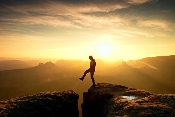 Kara tepeler arasında atlama adam. Rüya gibi daybreak — Stok fotoğraf