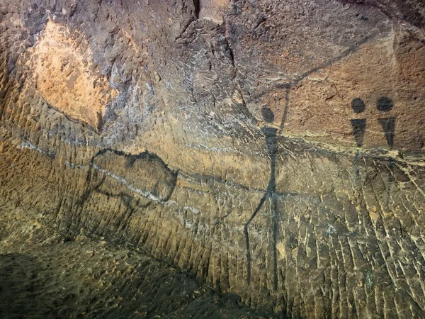 Büffeljagd. Farbe der Menschenjagd auf Sandsteinmauer, prähistorisches Bild. — Stockfoto