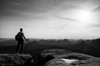 Güneşli Bahar şafak. İnce turist silüeti.