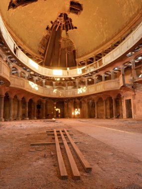 Terk edilmiş kilisede. Güneş Tapınağı penceresinden 