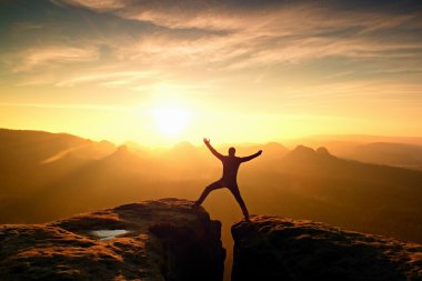 Fiyatı iki kayalık tepeler arasında siyah zafer