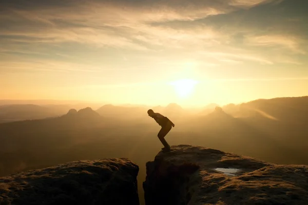 Kara tepeler arasında atlama adam. Rüya gibi daybreak — Stok fotoğraf