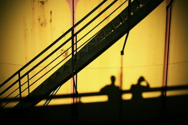 Люди тіні на старих металевих баках на електростанції , — стокове фото