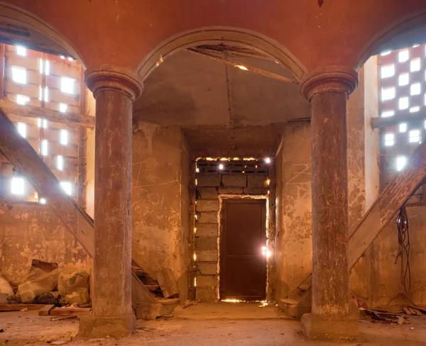 Innenraum der verlassenen Kirche. Gewölbeapsis — Stockfoto