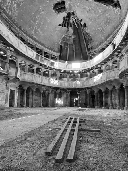 Innenraum der verlassenen Kirche. Gewölbeapsis — Stockfoto