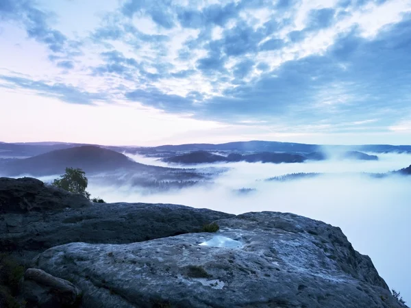 Koldt tåget efterårsland i farverige skygger. klippegulv - Stock-foto