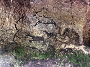 Siyah karbon boya kumtaşı duvarda insan av, 