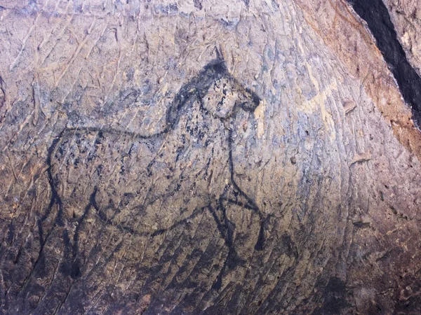 Alte Höhle. Schwarze Farbe von Pferden auf Sandsteinmauer, — Stockfoto