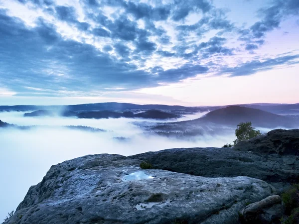 Jour de la fée dans un beau paysage vallonné — Photo