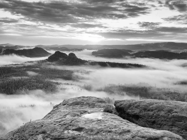 Matin brumeux après de fortes pluies dans les montagnes fumées — Photo