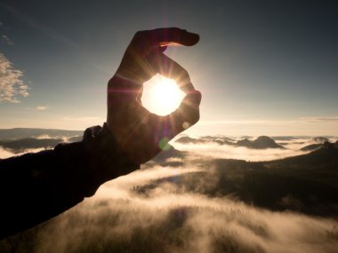 Adam el dokunmak güneş Misty daybreak güzel tepelerde. 