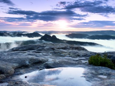 Su aynadaki manzara. Güzel dağlar parkta uyanış dumanlı. Vadi sis yağmur sonra tam tepelerde doruklarına