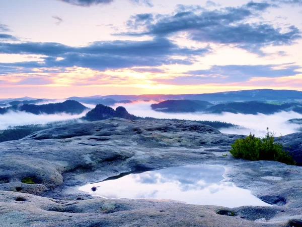 Paesaggio in specchio d'acqua. Risveglio nebbioso nel bellissimo parco delle montagne — Foto Stock