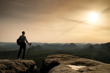 Güneşli Bahar şafak. İnce turist silüeti.