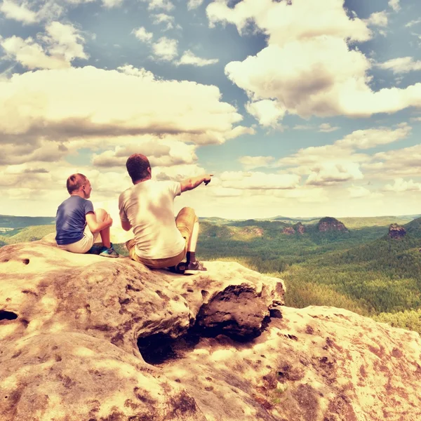 Pai e filho na montanha observando a paisagem. — Fotografia de Stock