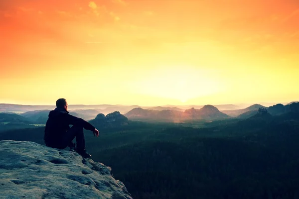 Man enjoing watching orange daybreak in mountains — Stock Photo, Image