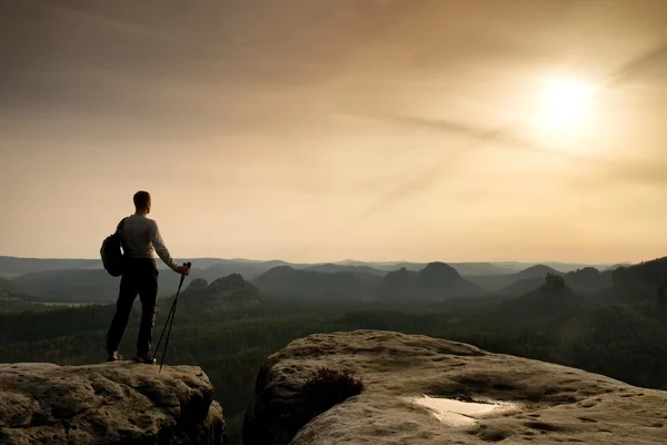 Sunny spring daybreak. Silhouette of slim tourist. — Stock Photo, Image