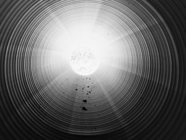 Toprak altında uzun plastik tüp içinde görüntüleyin. Nervürlü duvarına renkli plastik boru, yeşil ışık