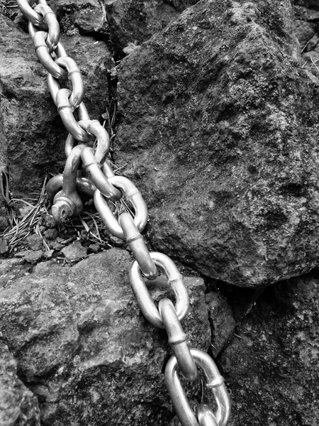 Olho parafuso com corrente de ferro ancorado em pedra de arenito. Corrente torcida — Fotografia de Stock