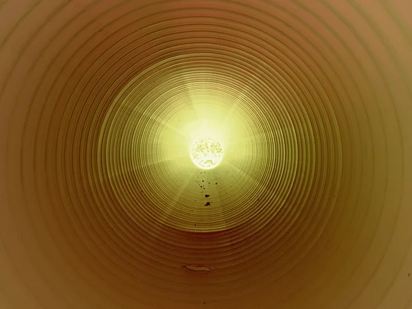 Toprak altında uzun plastik tüp içinde görüntüleyin. Nervürlü duvarına renkli plastik boru, yeşil ışık