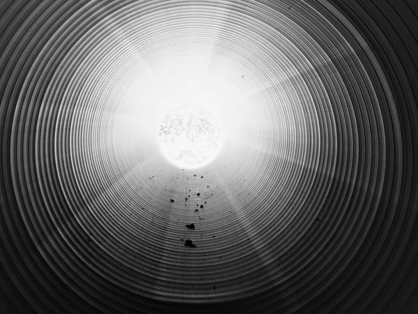 Toprak altında uzun plastik tüp içinde görüntüleyin. Nervürlü duvarına renkli plastik boru, yeşil ışık