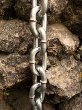 Çelik zincirinin son düğüm. Via ferrata dağcılar yolu.