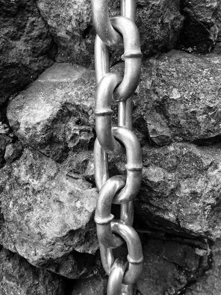 Çelik zincirinin son düğüm. Via ferrata dağcılar yolu. — Stok fotoğraf